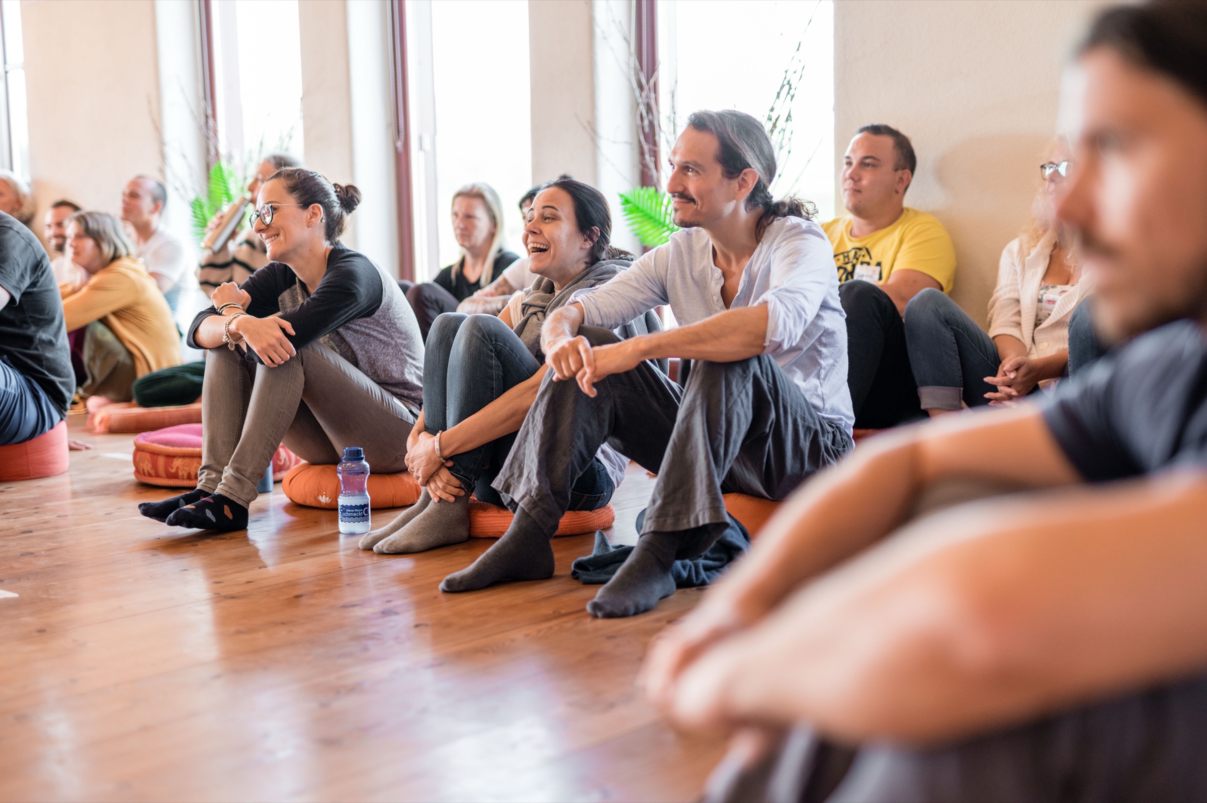 Eine Gruppe sitzt im Saal und hört zu