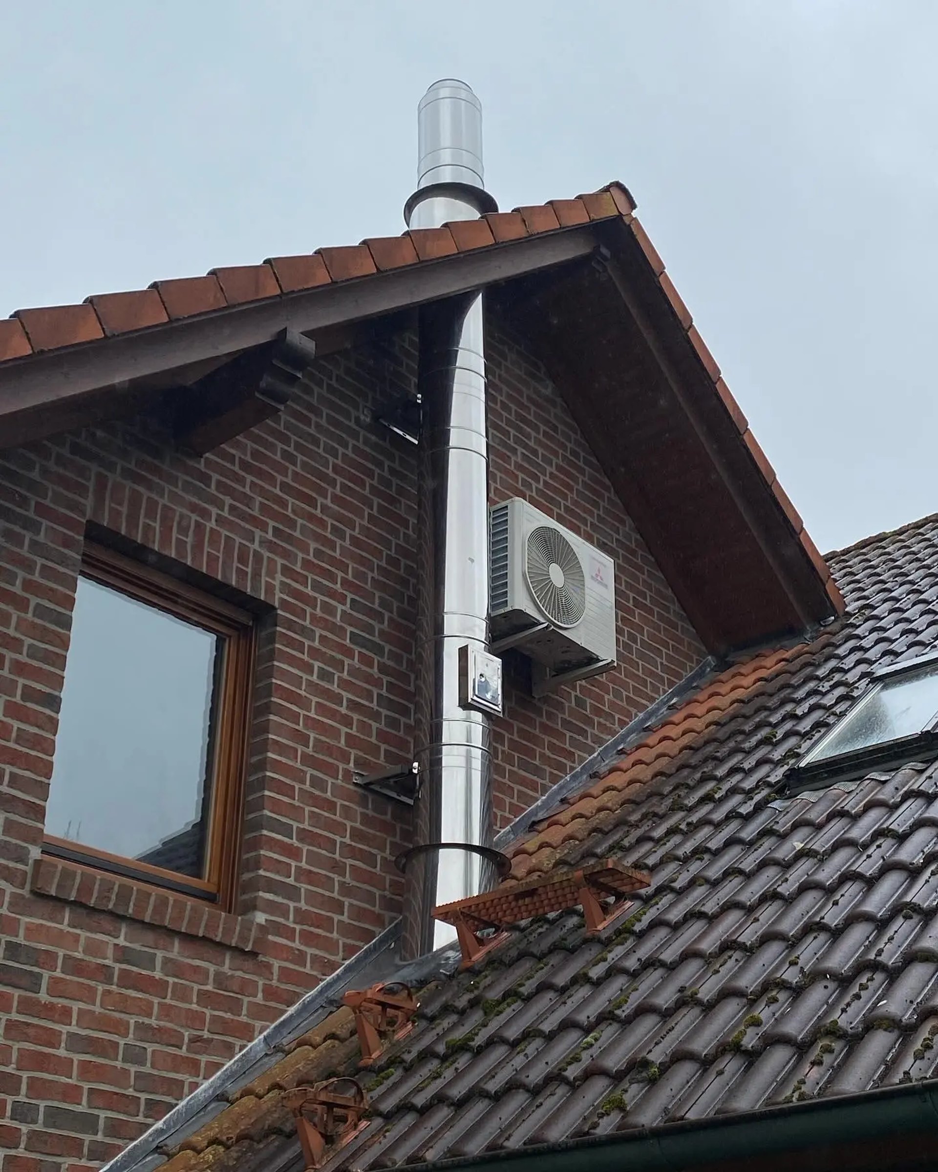 Außengerät am Giebel eines Hauses