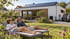 Moderner Garten mit nachhaltiger Energielösung
