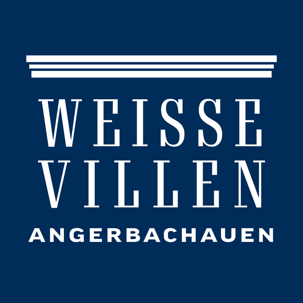 Weisse Villen Angerbachauen Logo, weiße Schrift auf dunkelblauem Hintergrund mit stilisiertem Dachgiebel.