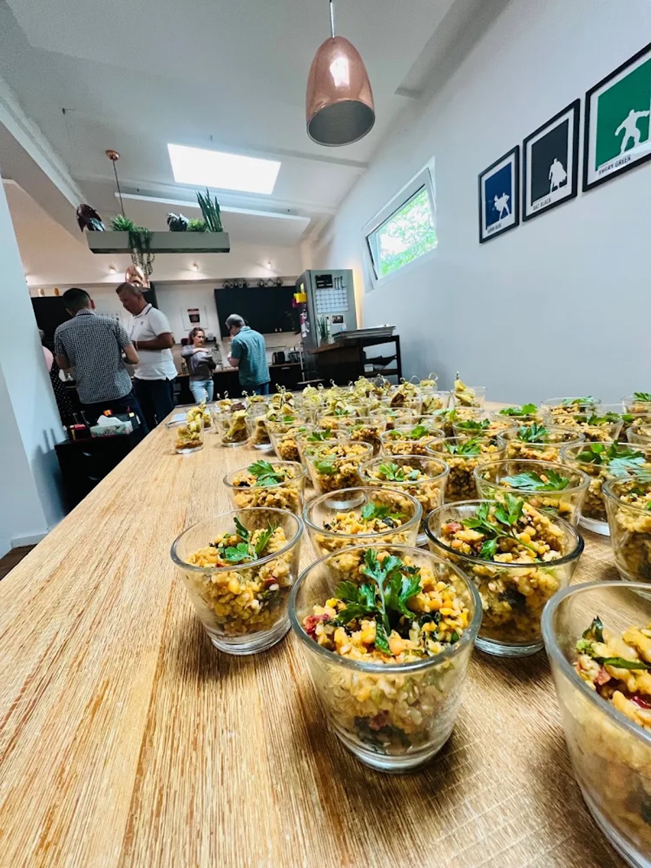 Langer Tisch mit Salatschüsseln für die Mittagspause in der NEOP Academy Hannover