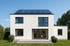 Modernes weißes Haus mit Flachdach und Solarmodulen auf dem Dach und Rasenfläche im Vordergrund.
