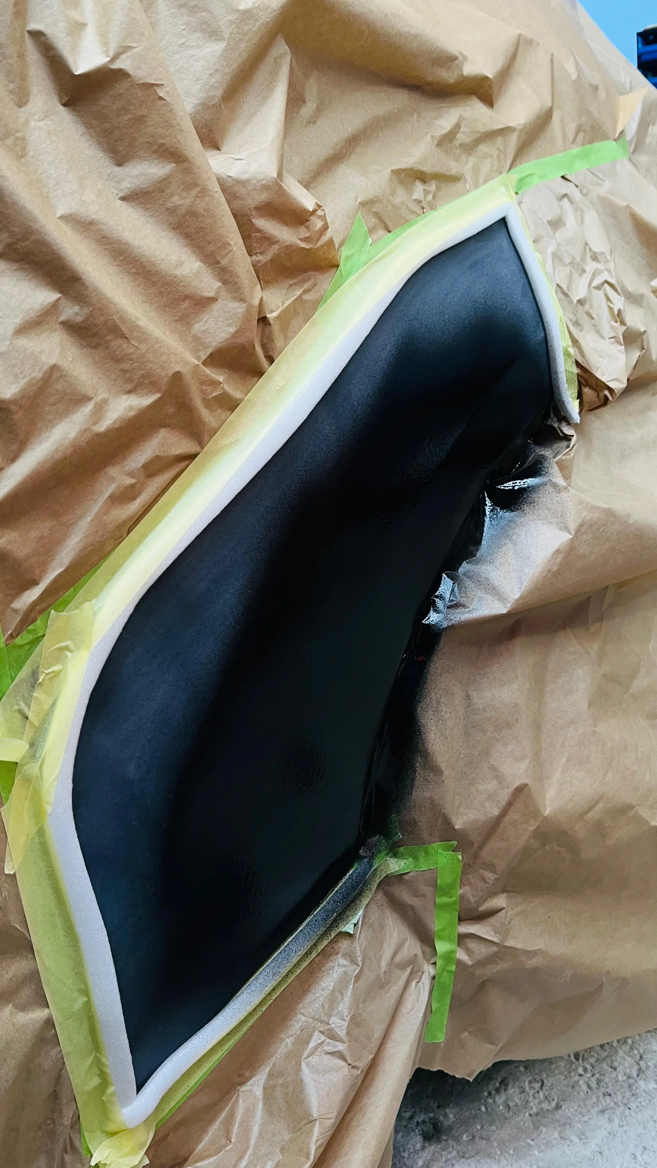 Frisch lackiertes schwarzes Karosserieteil