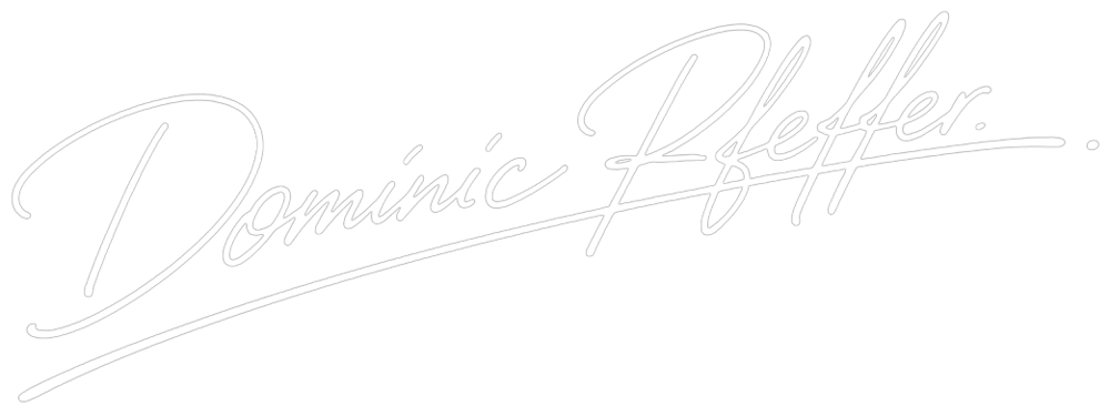 Unterschrift in weißer Schreibschrift auf grünem Hintergrund: Dominic Pfeffer.