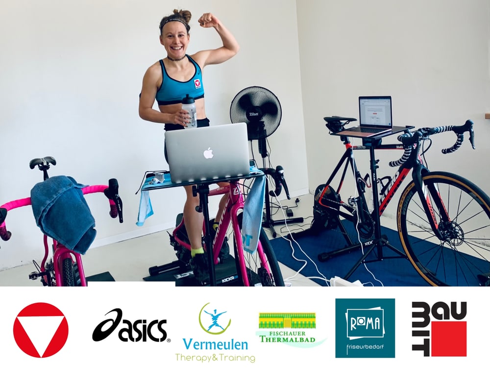 Julia Mayer jubelt am Rollentrainer nach ihrem Sieg in der eRadbundesliga