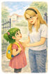 Eine Frau mit Brille und ein kleines Mädchen mit grünem Haar stehen lächelnd vor einem Schultor.