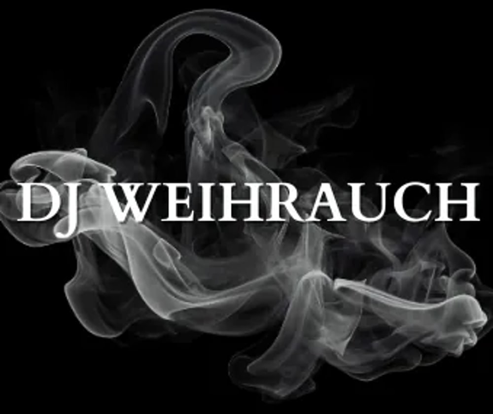 Weißer Rauch auf schwarzem Hintergrund mit dem Text "DJ WEIHRAUCH".