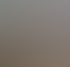 Fünf lächelnde Personen stehen nebeneinander in einem hellen Wohnzimmer mit Holzboden und moderner Einrichtung.