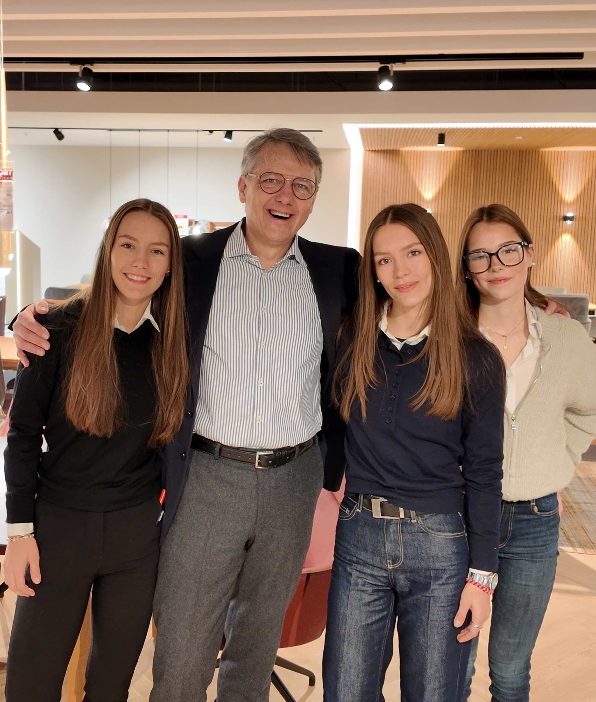 Familie Graf am Tresen der Küchenausstellung in Pirna