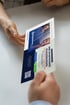 Hände überreichen einen Flyer für unabhängige Pflegeberatung mit QR-Code und dem Logo von pflegeberatung.hessen.