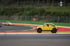 Zwei gelbe VW Käfer auf Rennstrecke, einer im Offroad-Style mit Aufkleber ‚Reisewagendienst‘ – Motorsport-Event mit kultigen Klassikern auf dem Circuit Spa-Francorchamps“