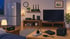 Ein Wohnzimmer bei Nacht mit einem Kühlschrank, Router, Fernseher, Pflanzen, und einem Wecker, der 6:30 Uhr anzeigt.