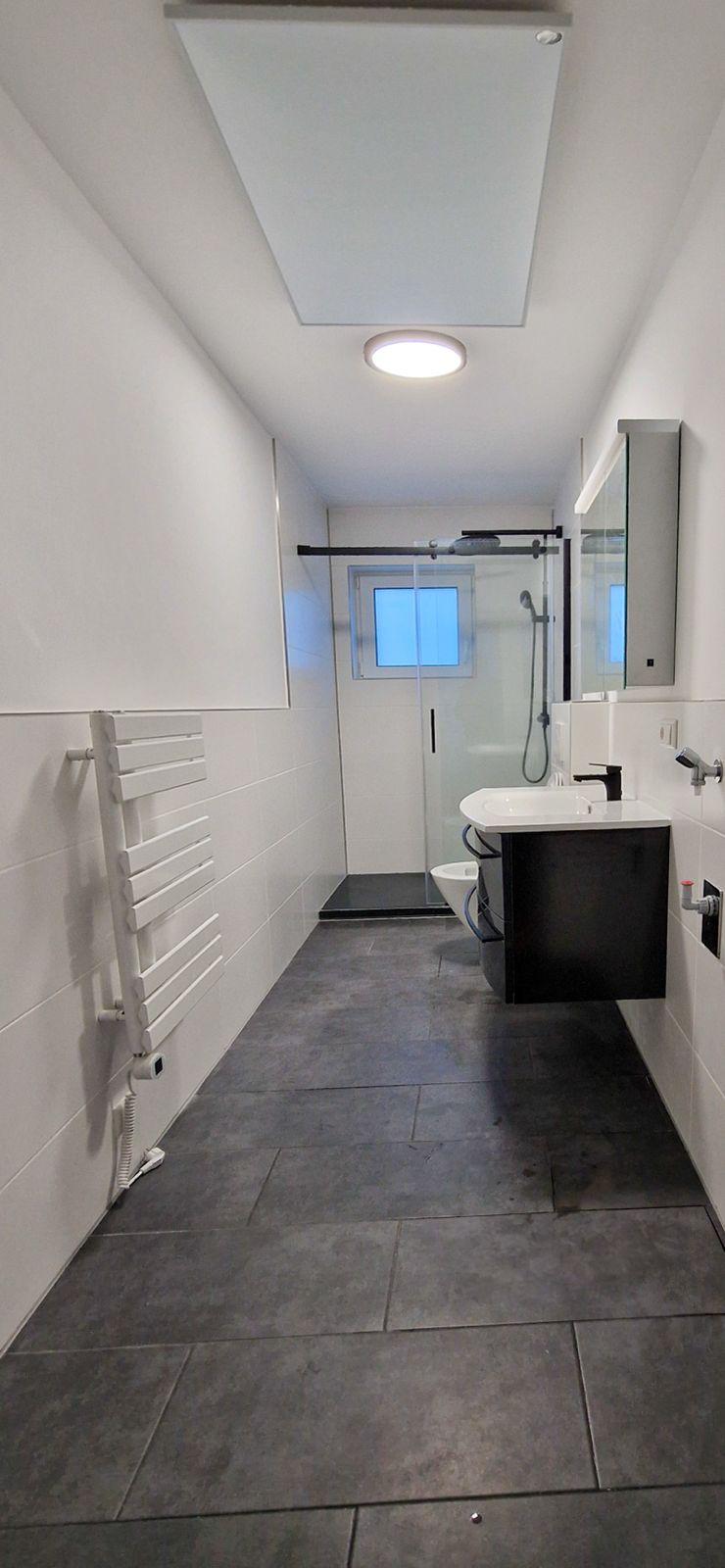 Neu gebautes Bad mit bodengleicher Dusche, Waschtisch und Spiegelschrank