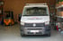 Weißer VW Transporter mit Logo der Singer & Singer Dachdeckerei in einer Lagerhalle neben einem Gabelstapler.