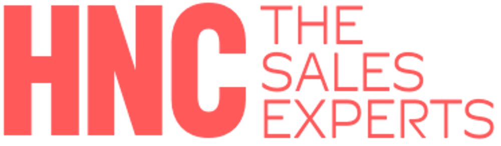 HNC THE SALES EXPERTS Logo in korallenroter Schrift auf dunkelgrünem Hintergrund.