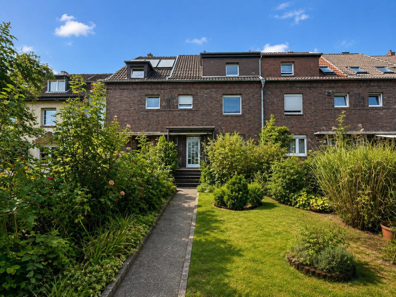 Das Haus von der Gartenseite mit Vorgarten