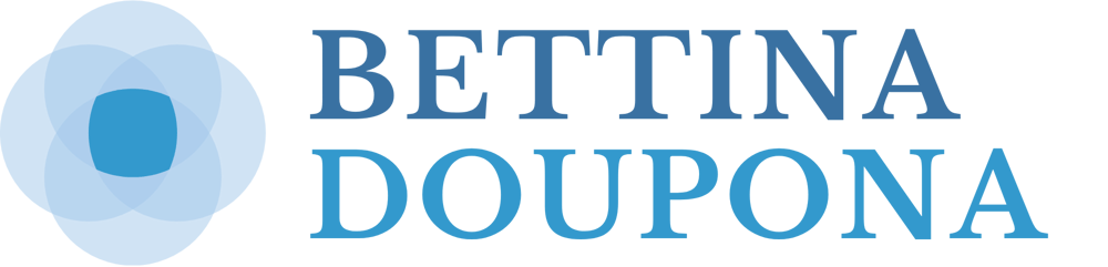 Logo mit blauem Ornament und dem Text "BETTINA DOUPONA" in Großbuchstaben.