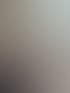 Drei lächelnde Personen halten grüne und rote Karten in einem Büro mit Holzvertäfelung und Pflanzen.