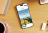 Smartphone mit Website auf einem Tisch