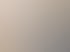 Drei Personen stehen an einem runden Tisch und besprechen Dokumente.