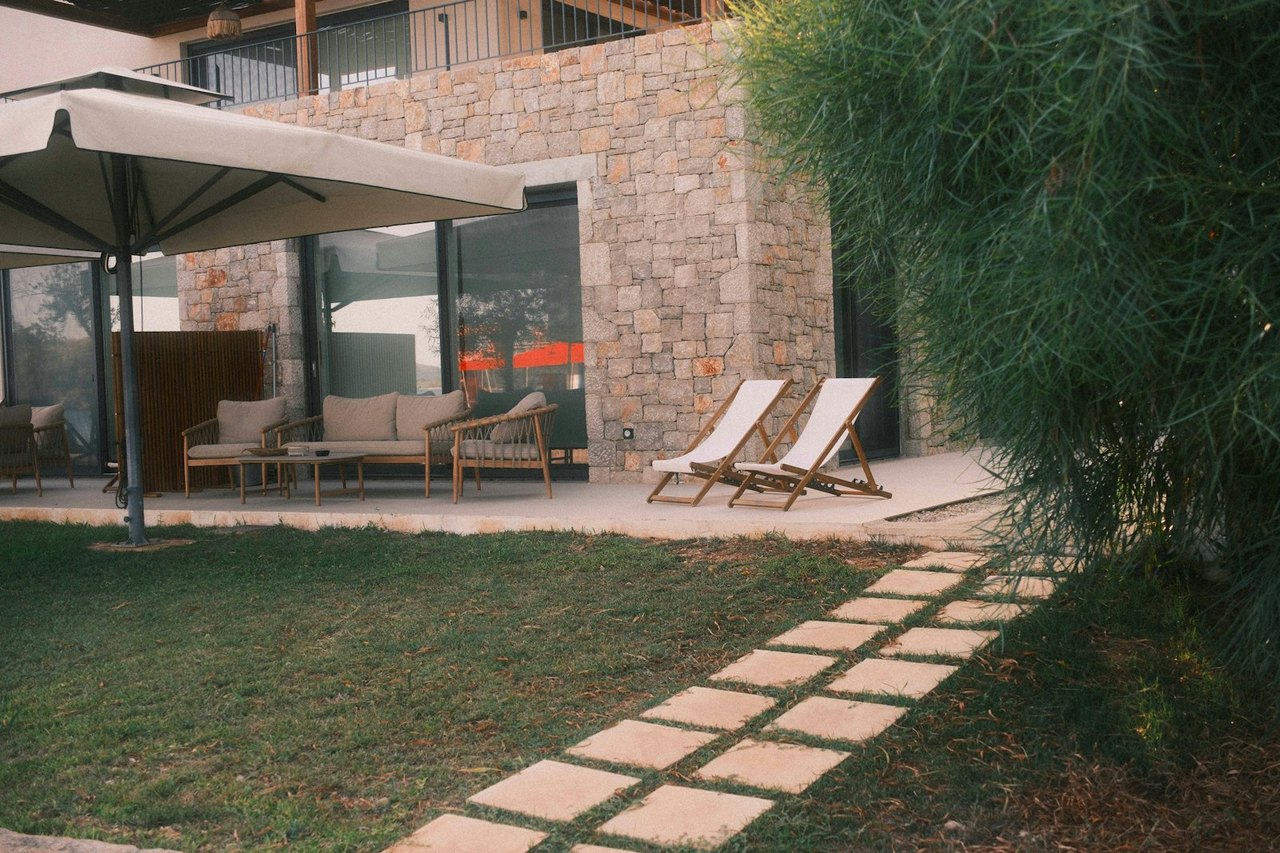 Terrasse mit grossflaechigen Glasschiebeelementen zum Garten