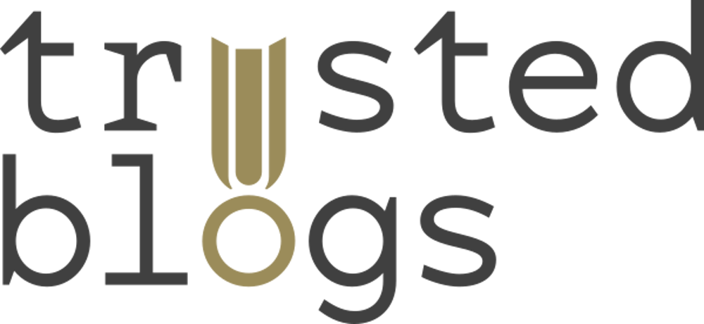 Logo von Trusted Blogs in Grau auf dunklem Hintergrund, wobei das "u" in "trusted" und das "o" in "blogs" durch eine goldene Medaille ersetzt sind.
