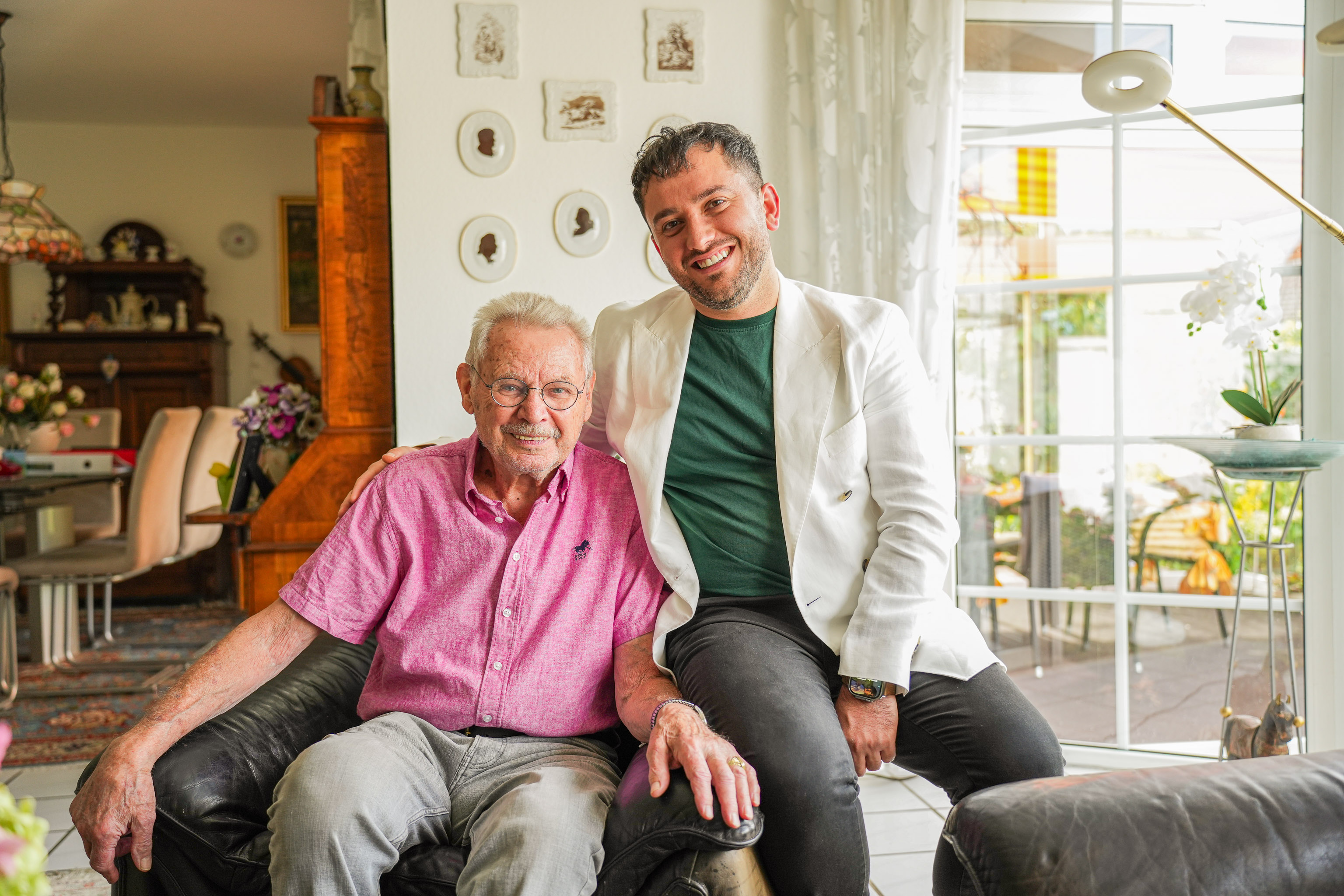 Pflegeberaterin erklärt einer Seniorin die nächsten Schritte
