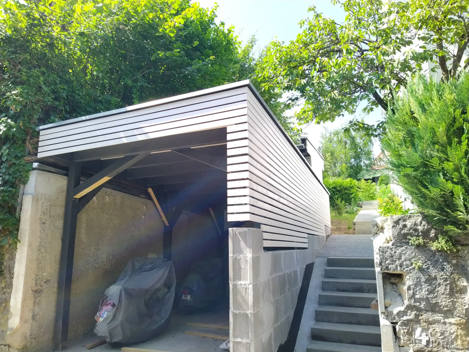 Maßgefertigter Carport aus Holz mit Flachdach