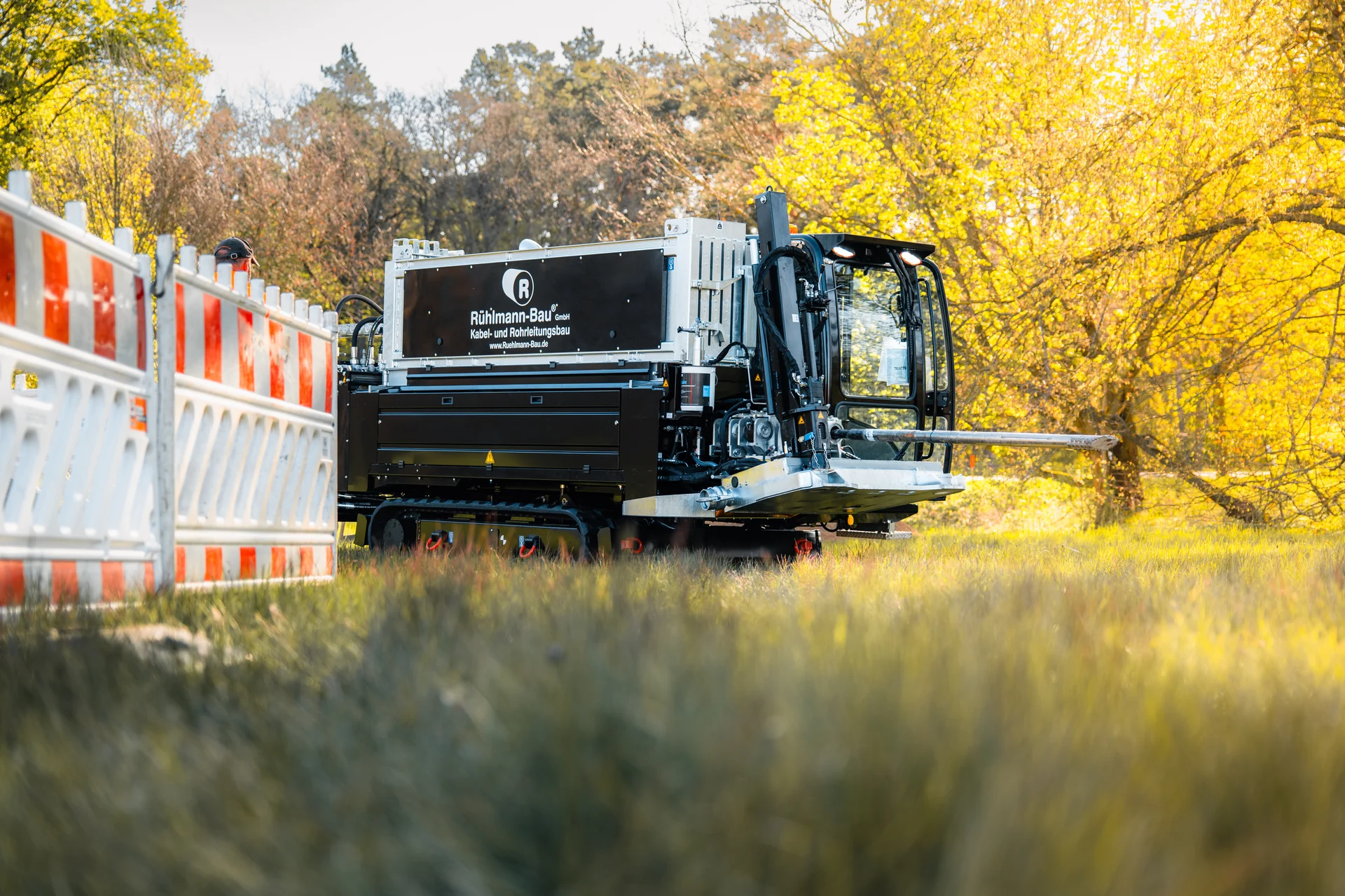 Fahrzeug in herbstlicher Landschaft