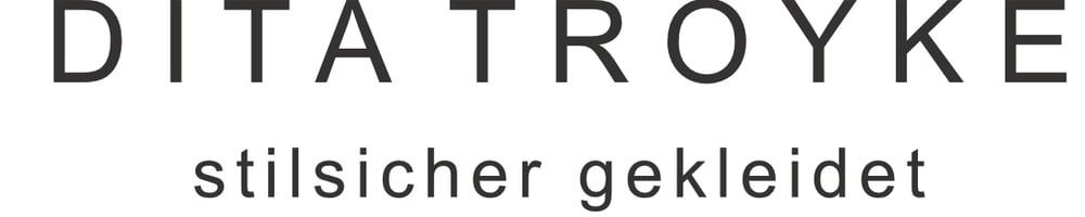 DITA TROYKE stilvoller gekleidet auf grünem Hintergrund.