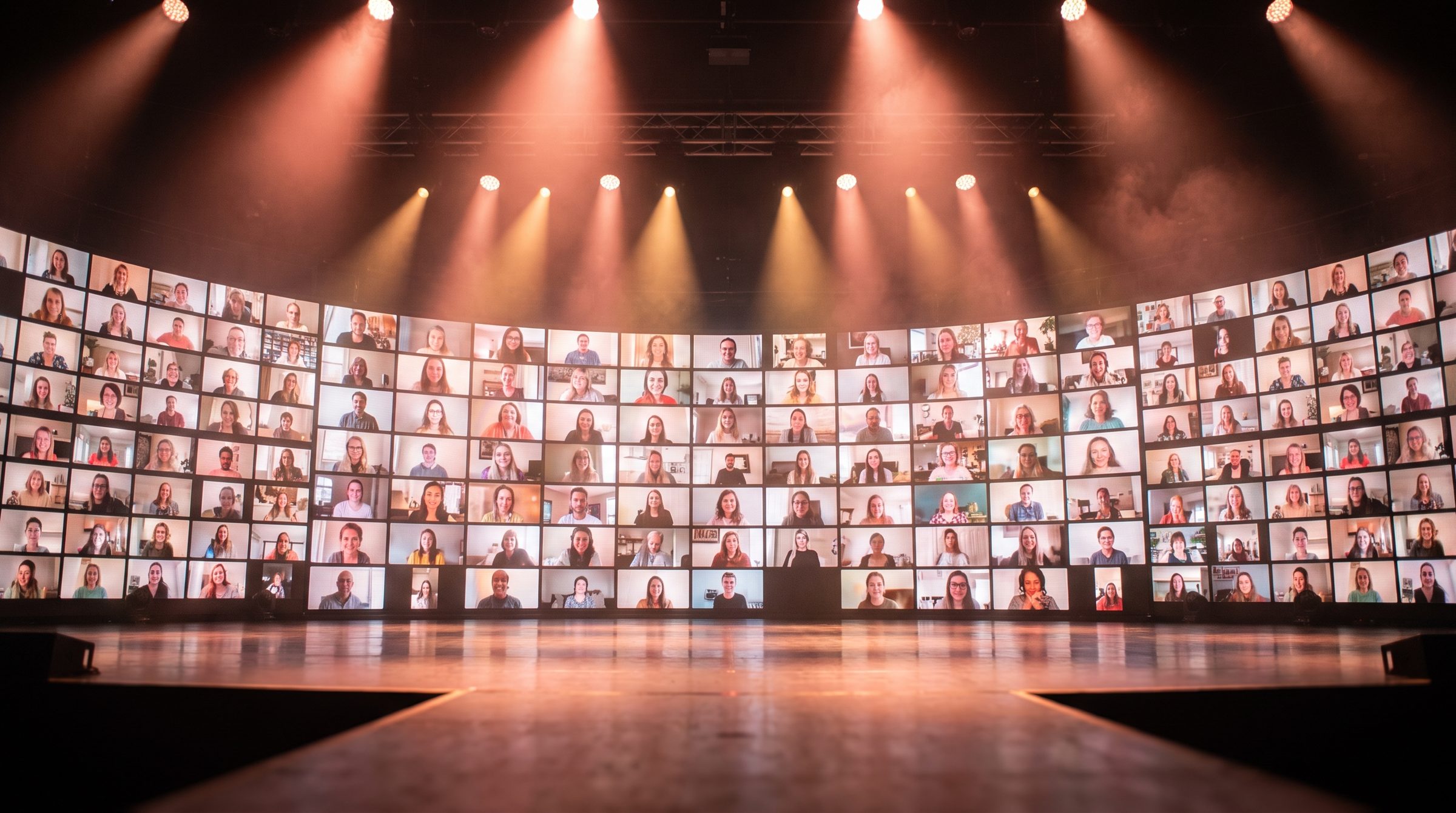 Teilnehmer des Live-Workshops auf einer grossen Videowand