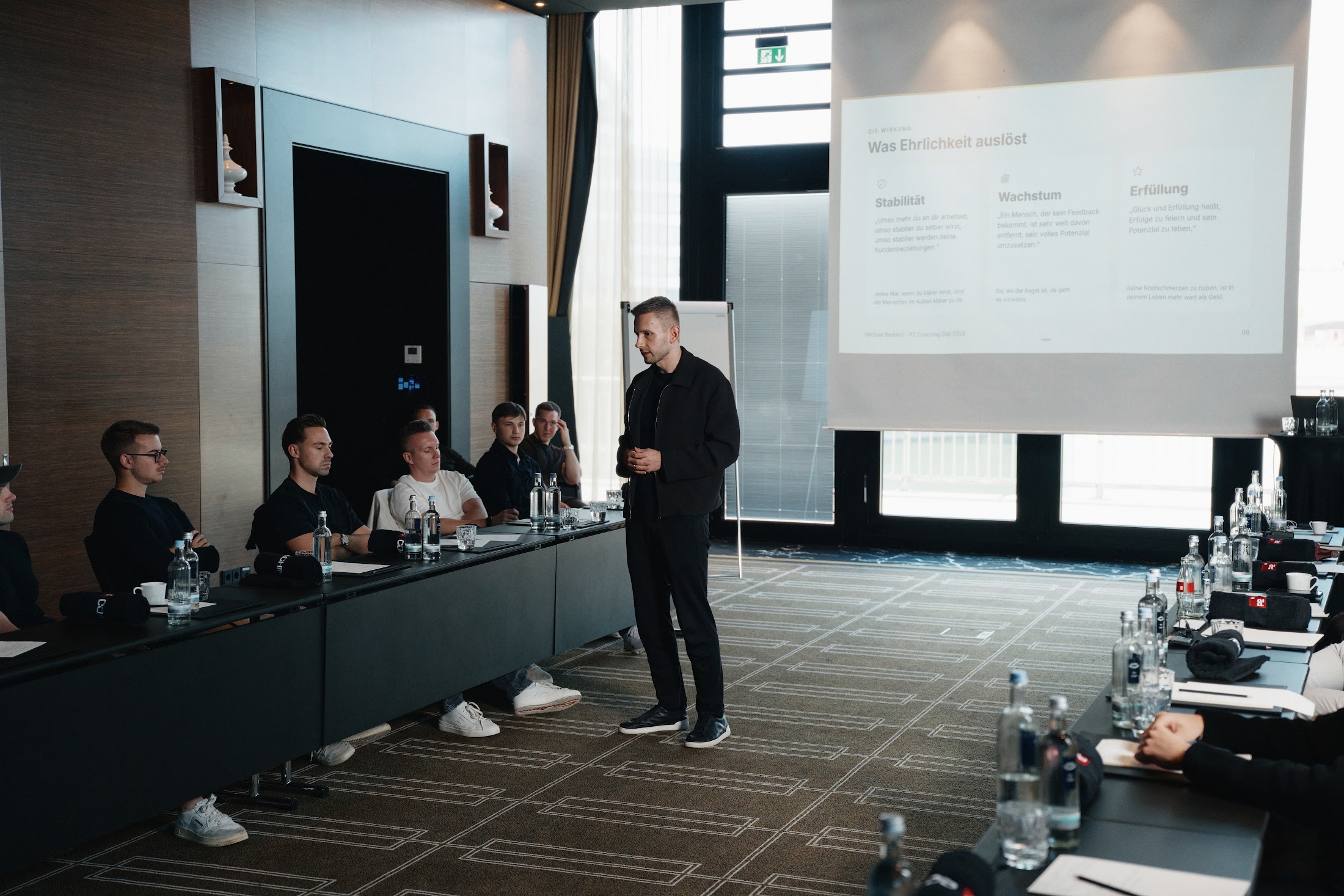 Michael Bednorz vorne im Workshop, Unternehmer sitzen am Tisch und hören zu