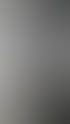 Schwarze Kabel verlaufen in mehreren Reihen auf metallischen Kabeltrassen an einer weißen Wand entlang.