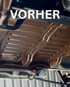 Der braune Unterboden eines Autos mit der Aufschrift "VORHER" in Weiß.