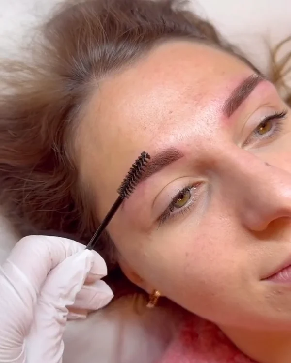 Frisch pigmentierte Powderbrows werden direkt nach der Behandlung gebürstet