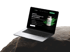 Ein offener Laptop auf einem Felsen zeigt die Webseite "IMMUN - Gesund bleiben war nie so einfach."