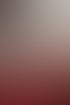 Ein roter Not-Aus-Schalter auf einem metallischen Bedienfeld einer CNC-Maschine mit Tastatur und Monitor im Hintergrund.