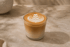 Latte Macchiato im Glas mit Latte Art eines Blattes.