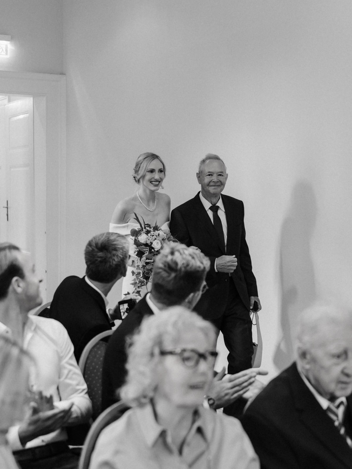 Einzug von Braut und Brautvater in den Trausaal, Gäste applaudieren, im Schloss Eller in Düsseldorf.