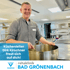 Küchenleiter Dirk Kirschner lächelt in einer Großküche, rührt in einer großen Schüssel. Text: „Küchenleiter Dirk Kirschner freut sich auf dich! VAMED Rehaklinik Bad Grönenbach“.