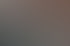 Eine Frau in einem türkisfarbenen Oberteil streichelt ein braun-weißes Fohlen.