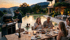 Familie beim Grillen und Essen im Freien am Pool bei Sonnenuntergang.