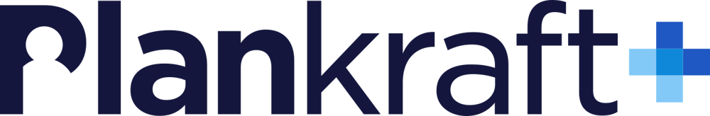 Plankraft Plus Logo in dunkelblauer Schrift mit einem hellblauen Pluszeichen.