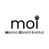 Schwarzes Logo mit "moi" und einer Hundepfote, darunter "Marina Obrecht Institut" auf dunkelgrünem Hintergrund.