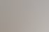 Ein lächelnder Mann in grauem Poloshirt steht hinter einem Apple-Monitor in einem Büro.
