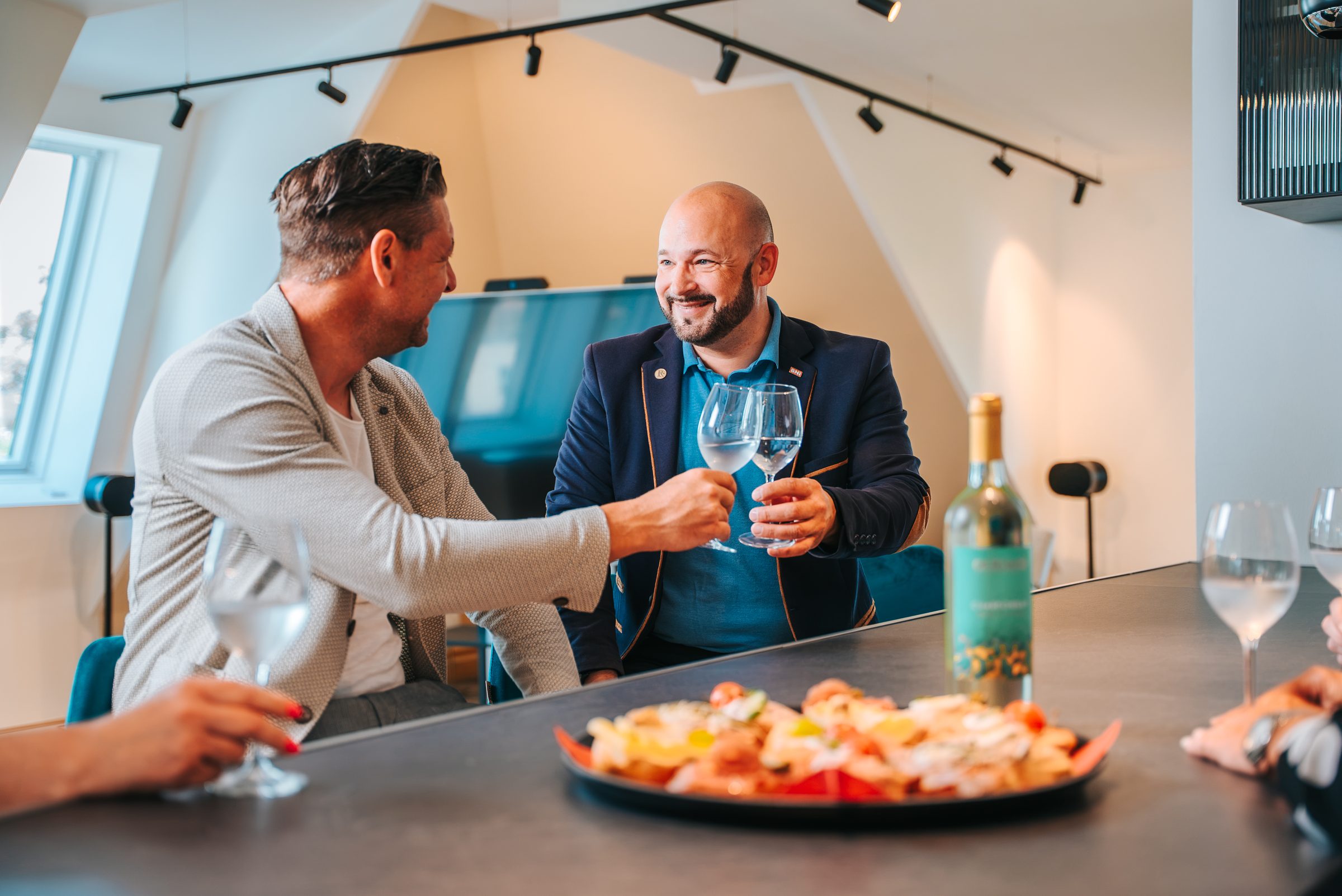 Anstoßen in der SkyLounge46