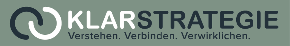 Logo mit miteinander verbundenen Schleifen und Text "KLARSTRATEGIE Verstehen. Verbinden. Verwirklichen."