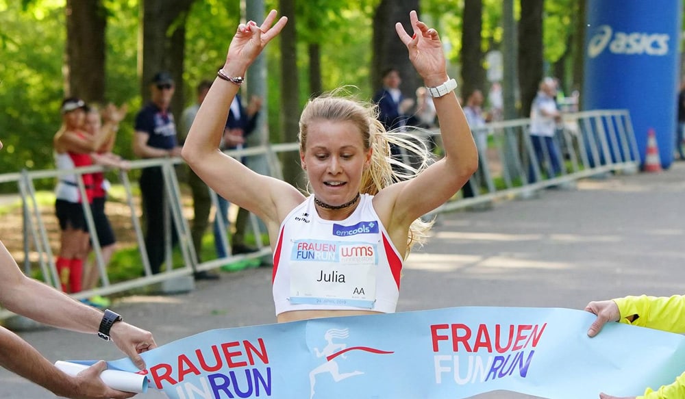 Julia Mayer im Ziel des Frauen Fun Run 2019 mit Streckenrekord