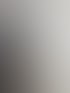 Eine Person befestigt eine TV-Halterung mit einer Wasserwaage an einer weißen Wand über einem Türrahmen.