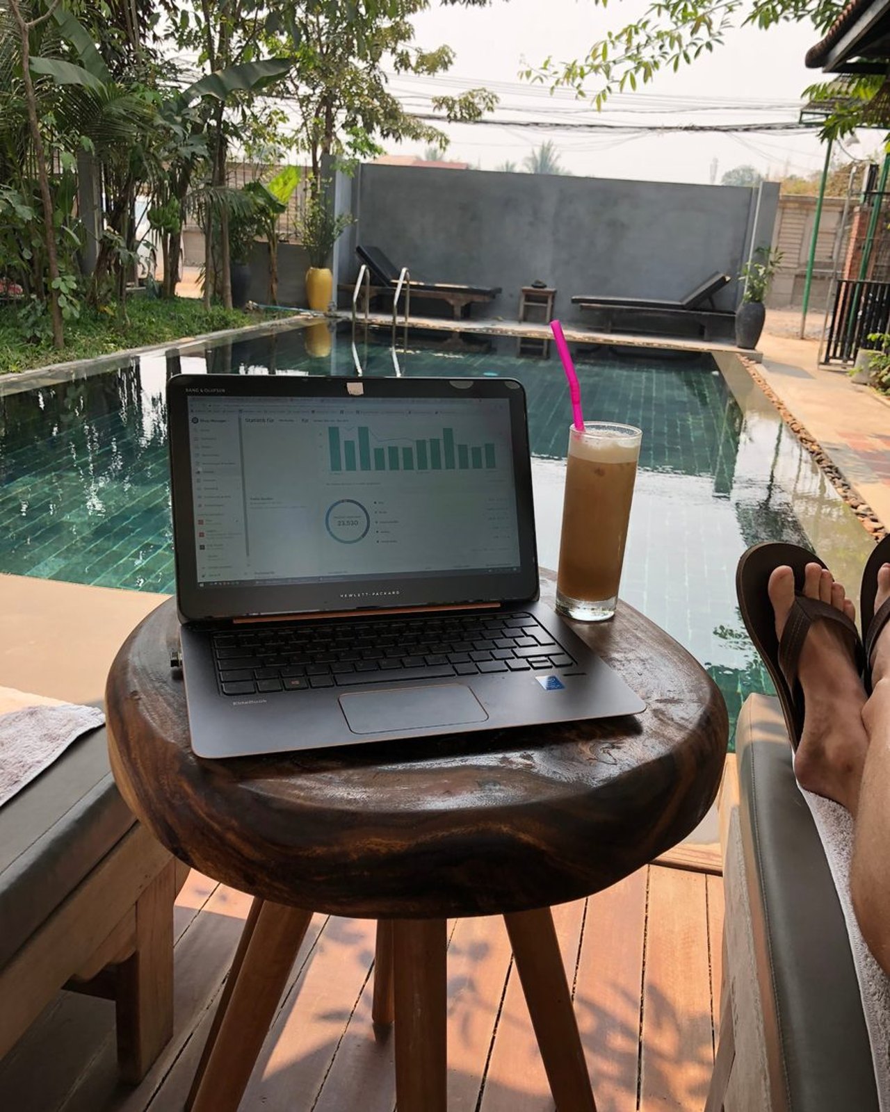 Daniel Rakus als Google-Ads-Freelancer mit Laptop unterwegs